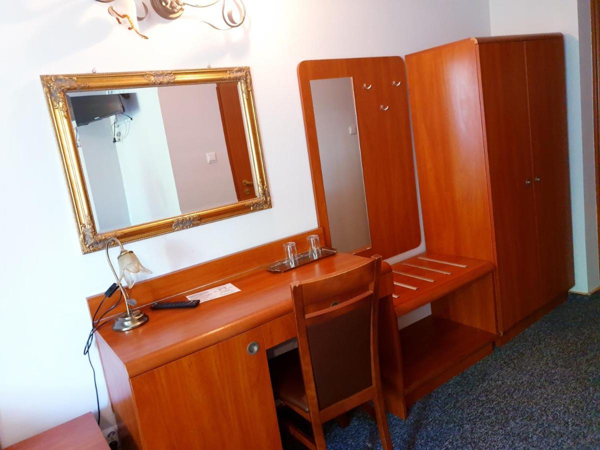 Willa Park Ostrowiec Świętokrzyski Exteriör bild