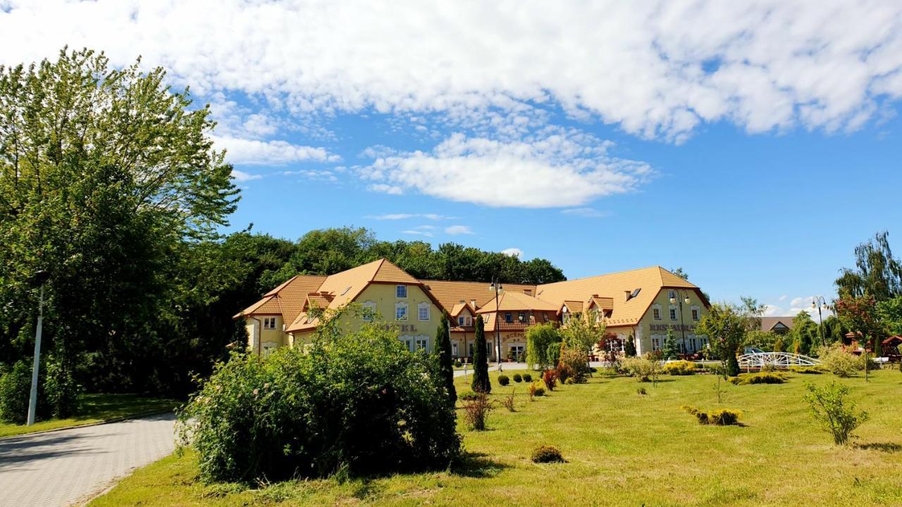 Willa Park Ostrowiec Świętokrzyski Exteriör bild