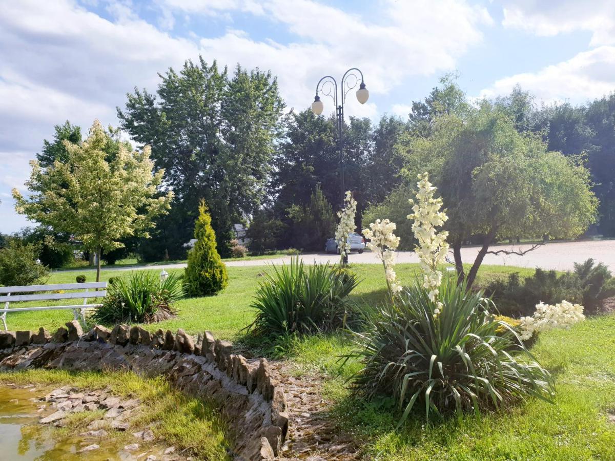 Willa Park Ostrowiec Świętokrzyski Exteriör bild